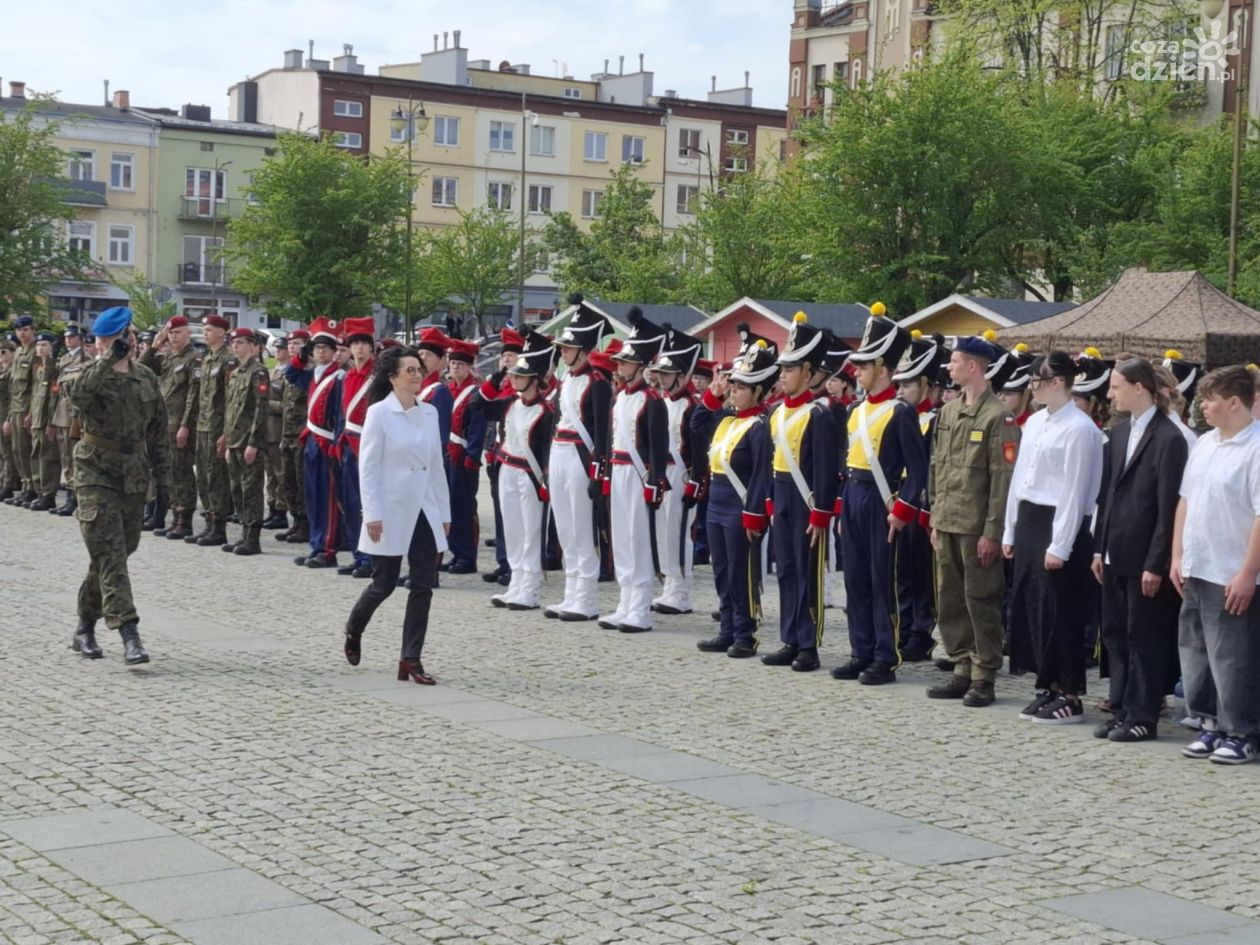Widowiskowy przemarsz i pokaz musztry paradnej - uczniowie ZDZ uroczyście ślubowali