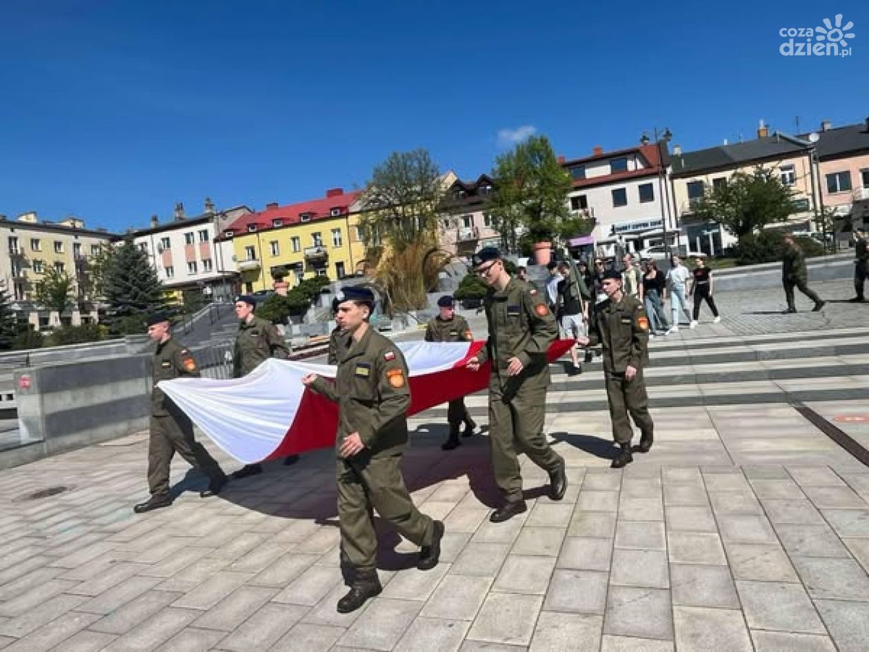 Uroczyste ślubowanie uczniów klas mundurowych ostrowieckiego ZDZ 