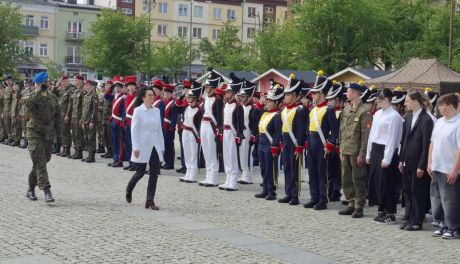 Widowiskowy przemarsz i pokaz musztry paradnej - uczniowie ZDZ uroczyście ślubowali