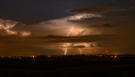 W czwartek gwałtowne burze. Duże sumy opadów