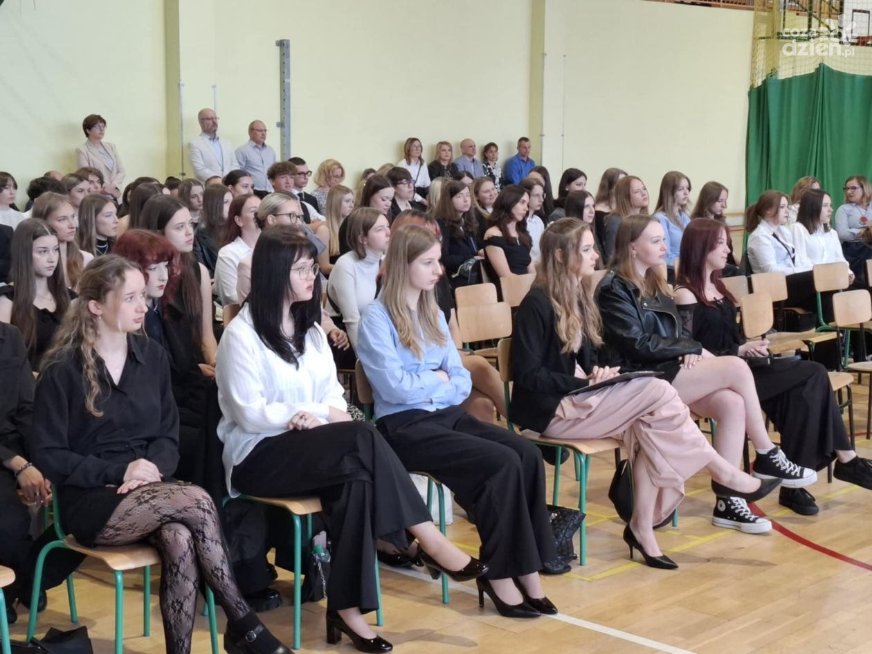 Czwartoklasiści żegnają się ze 