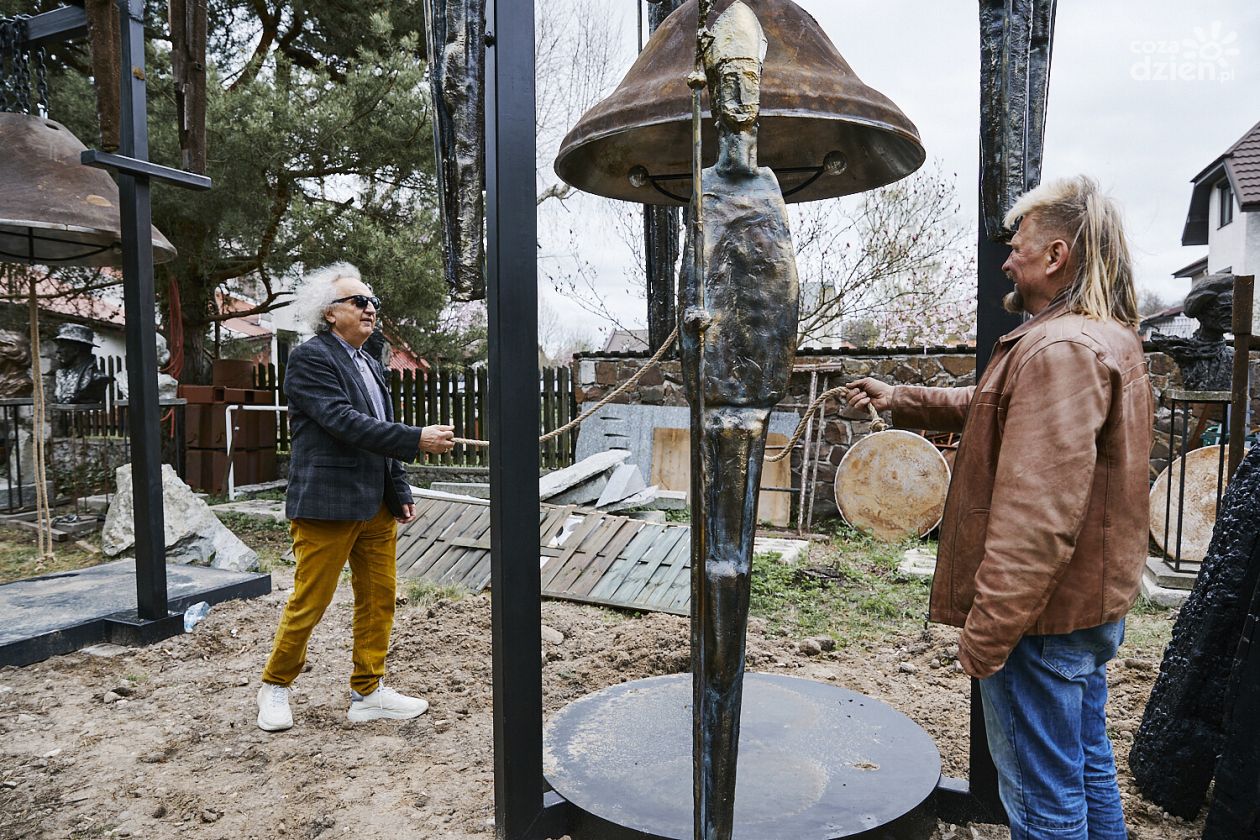 Monumentalne dzwony i magia dźwięku. Wernisaż Sławomira Micka w Targach Kielce