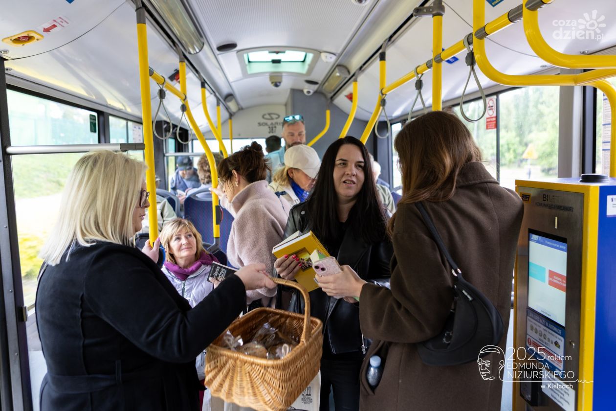 Podróż autobusem przez Kielce z książkami i Pieguskami