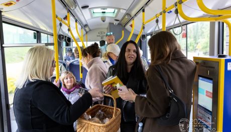 Podróż autobusem przez Kielce z książkami i Pieguskami