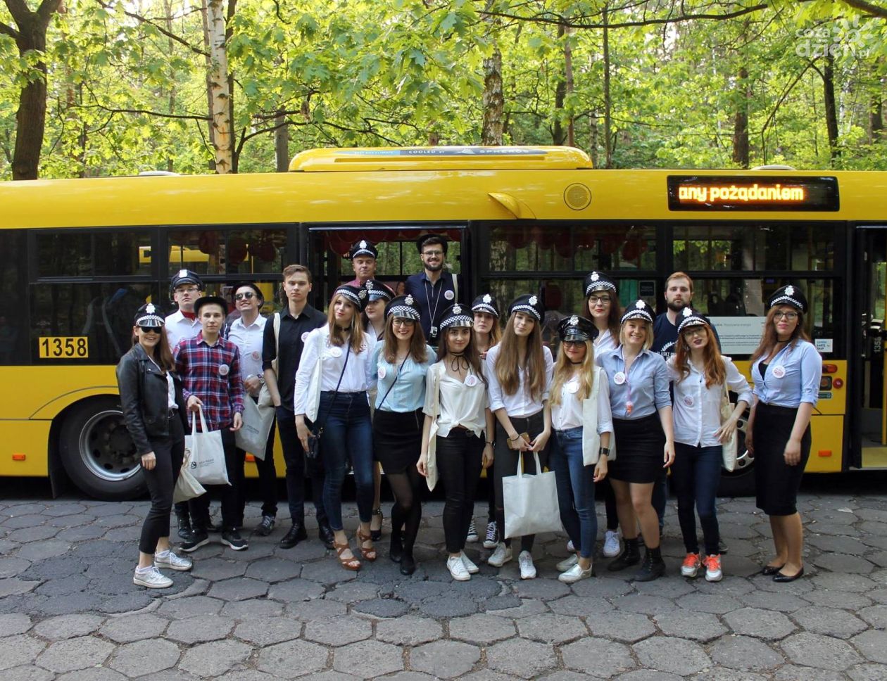 „Tramwaj zwany Pożądaniem” w Kielcach 2025 – studenci edukują o HIV, HCV i chorobach przenoszonych drogą płciową