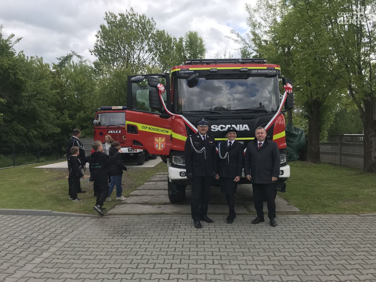 Strażacy z OSP Bodzechów celebrują przekazanie nowego wozu bojowego  