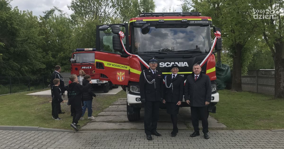 Strażacy z OSP Bodzechów celebrują przekazanie nowego wozu bojowego