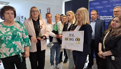 Działacze ostrowieckiej Platformy wsparli dwójkę chorych dzieci funduszami zebranymi podczas "Balu dobrych serc"