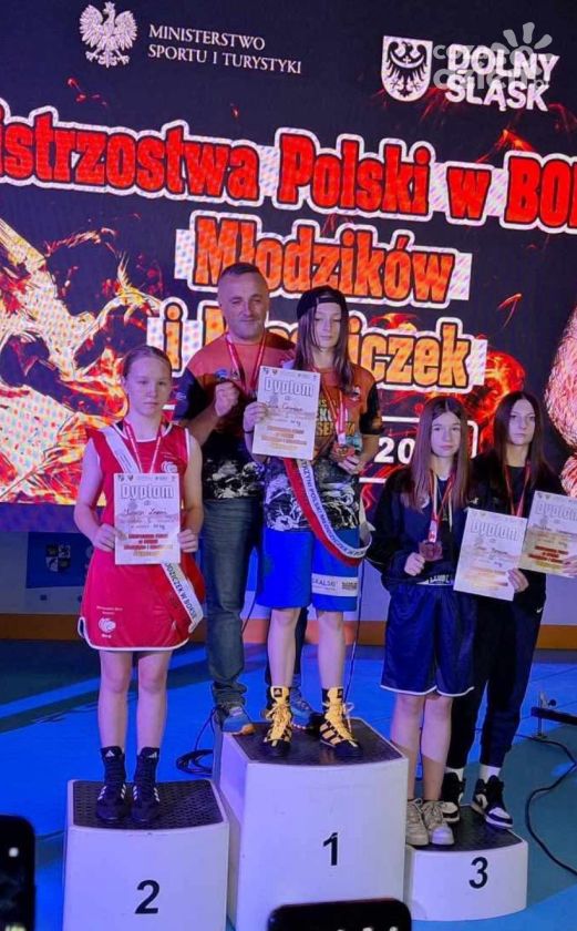 Medale młodych pięściarek KSZO