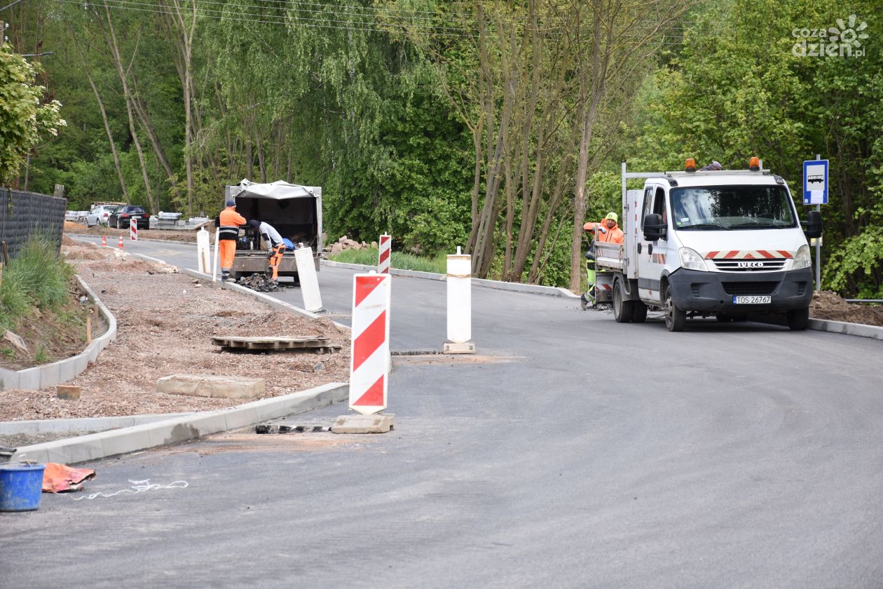 Kolejna droga w powiecie ostrowieckim przechodzi remont