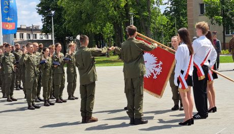Kadeci z ostrowieckiej szkoły sportowej złożyli wojskowe ślubowanie