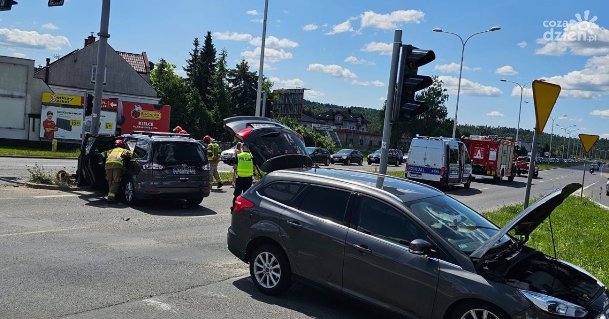 Wypadek na Krakowskiej w Kielcach: Trzy auta zderzyły się na skrzyżowaniu, trzy osoby trafiły do szpitala