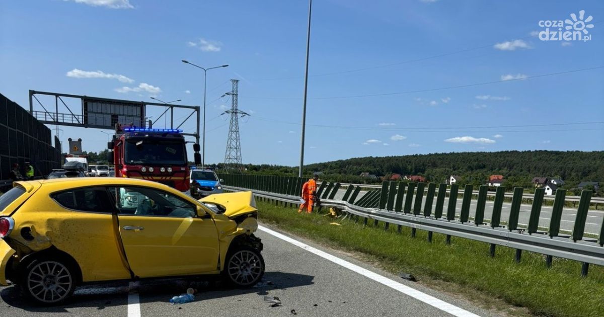 Wypadek na trasie S7 w powiecie kieleckim. Kobieta i pięcioletnie dziecko trafili do szpitala