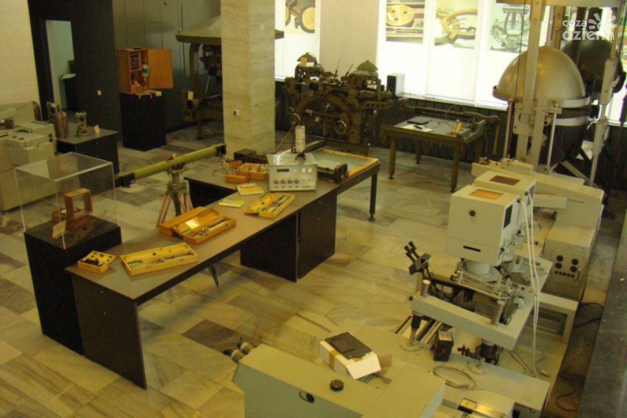 Historia opatowskiego muzeum geodezji na kartach jubileuszowego wydawnictwa 
