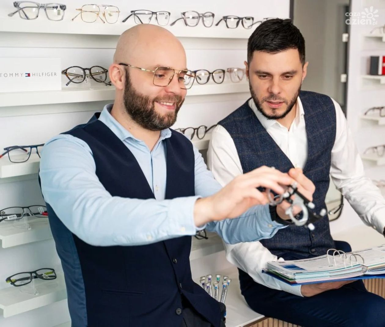 Jak wybrać odpowiednie okulary korekcyjne dla dzieci i dorosłych – poradnik Lookeye