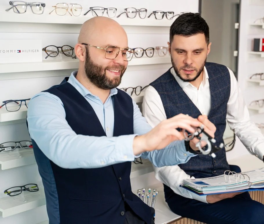 Jak wybrać odpowiednie okulary korekcyjne dla dzieci i dorosłych – poradnik Lookeye