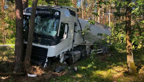 Zderzenie ciężarówki z osobówką. DK 74 zablokowana