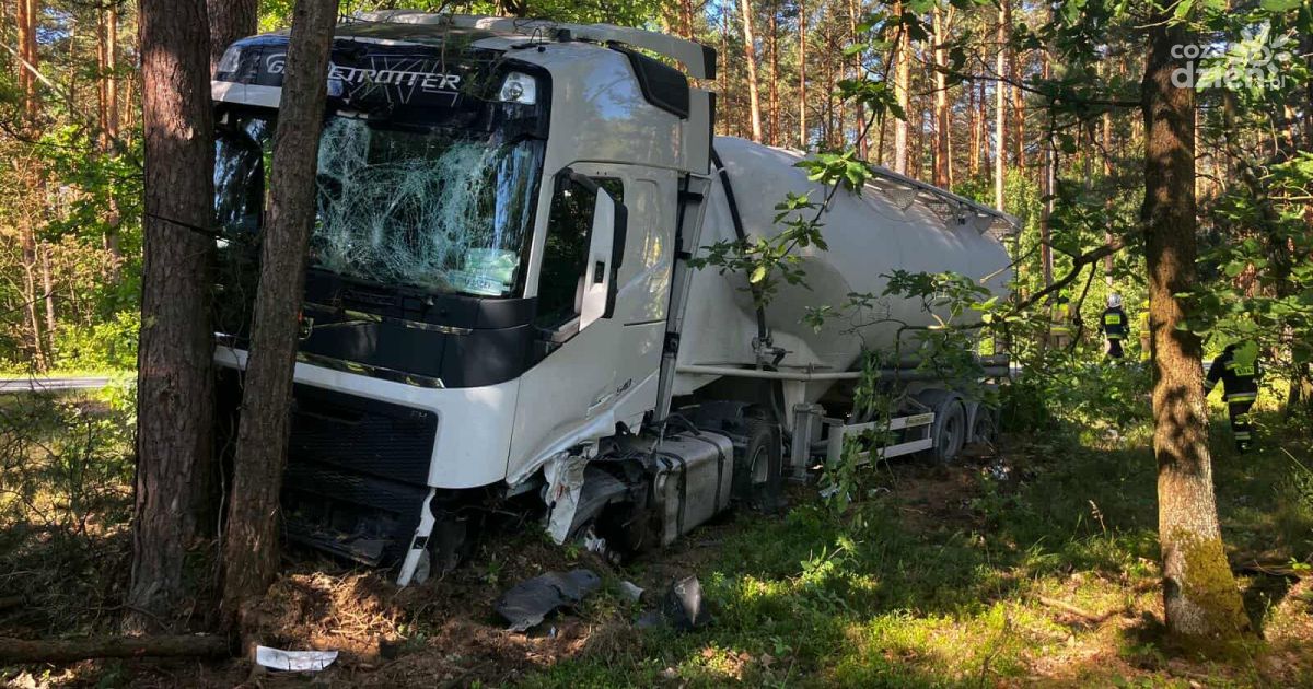 Zderzenie ciężarówki z osobówką. DK 74 zablokowana