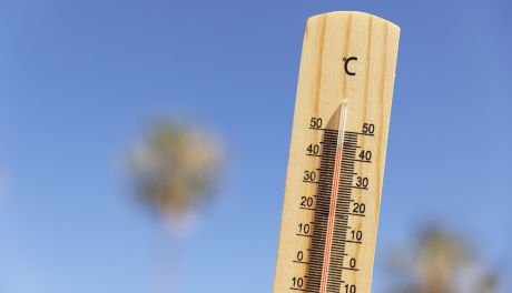 Fala upałów w Świętokrzyskiem. W Kielcach pojawiły się zraszacze i pitniki.