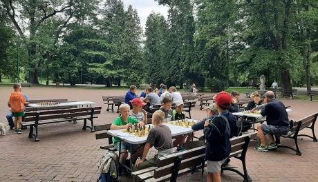Szachowe lato w Parku Miejskim w Kielcach – Fundacja DOBRY RUCH zaprasza