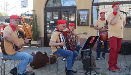 Posłuchaj folkloru w centrum Kielc — Kapela SCYZORY z letnią trasą uliczną