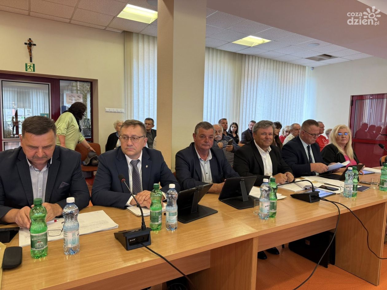 Radni powiatu ostrowieckiego protestują przeciwko ośrodkom dla imigrantów 