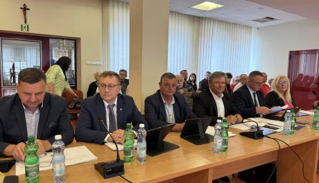 Radni powiatu ostrowieckiego protestują przeciwko ośrodkom dla imigrantów 