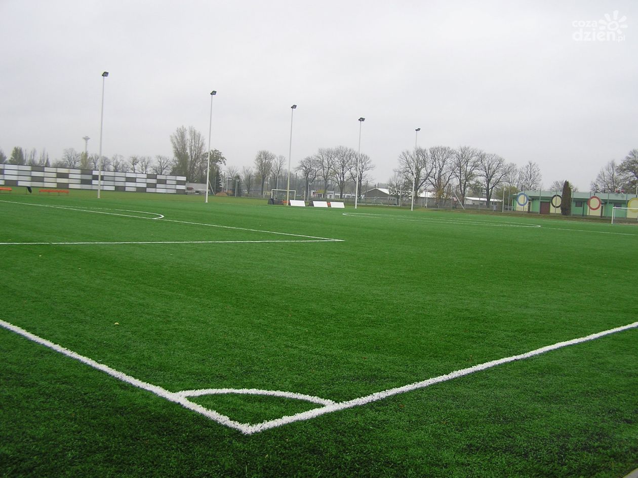 Zamiast na Orliki ostrowiecki MOSiR zaprasza na boiska szkolne i Piłkarskiego Ośrodka Treningowego
