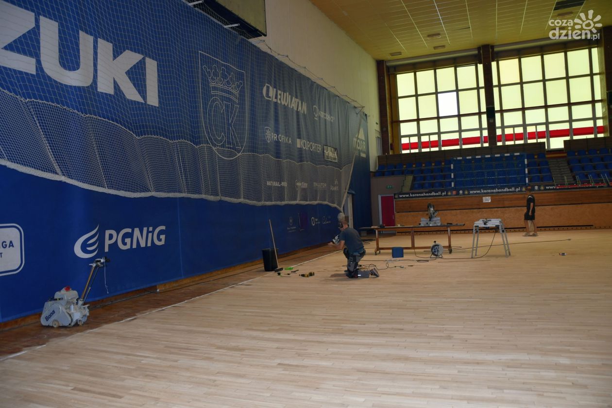 Remont hali przy ul. Krakowskiej w Kielcach. Nowy parkiet i odnowione szatnie