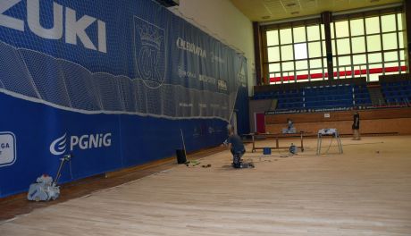 Remont hali przy ul. Krakowskiej w Kielcach. Nowy parkiet i odnowione szatnie