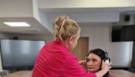 Bezpłatne badania słuchu dla pracowników gminnych jednostek w Ostrowcu