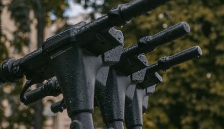 Zderzenie samochodu z hulajnogą elektryczną na ulicy Paderewskiego – 28-latek trafił do szpitala