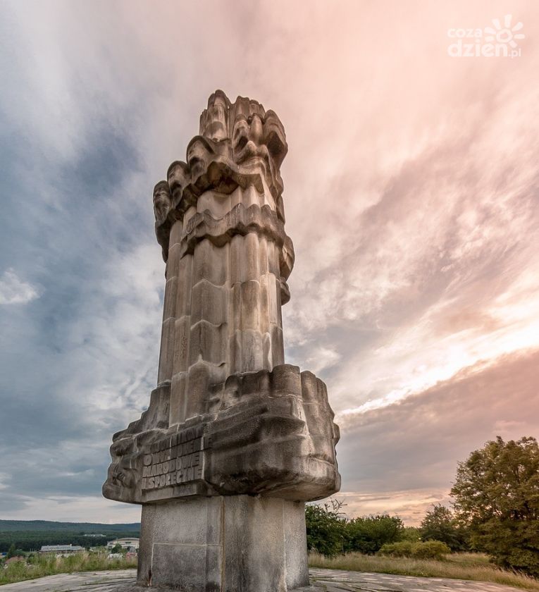 Stowarzyszenie Spójnik nabyło komunistyczny pomnik z Kadzielni 