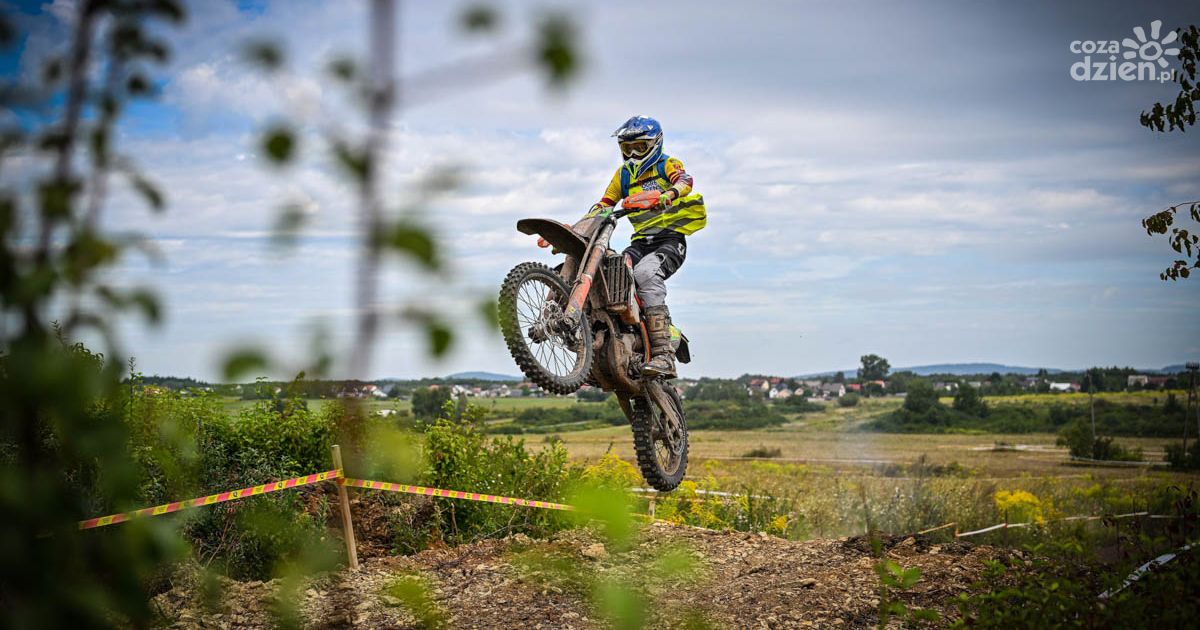 Piekoszów gospodarzem motocyklowej elity. Startują Mistrzostwa Świata Enduro Vintage 2025