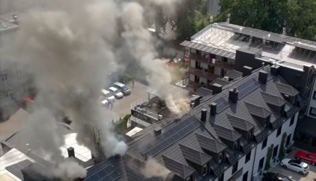 Pożar poddasza w Hotelu Senator w Starachowicach – goście ewakuowani, trwa akcja strażaków