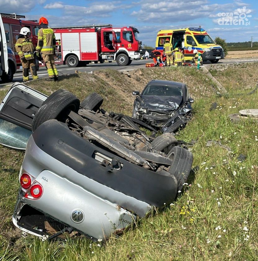 Tragiczny wypadek na DK74. Jedna osoba nie żyje, druga trafiła do szpitala