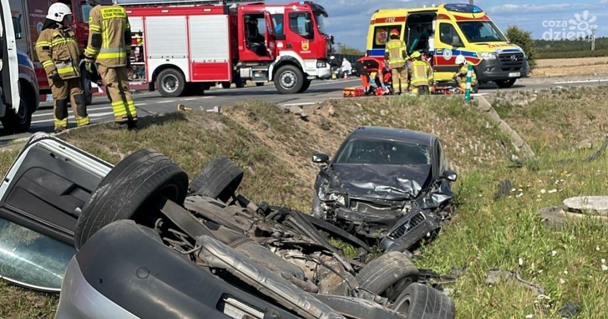 Tragiczny wypadek na DK74. Jedna osoba nie żyje, druga trafiła do szpitala