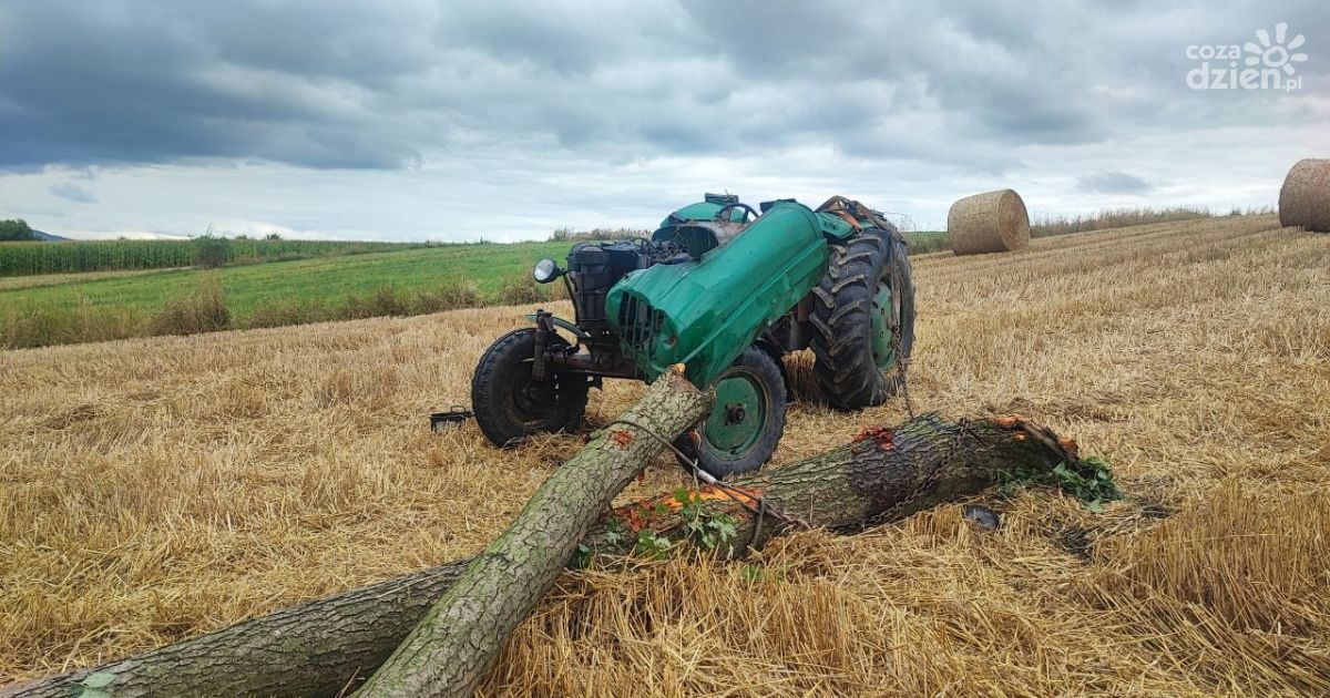 Tragiczny wypadek w gminie Waśniów. 57-latek zginął przygnieciony przez traktor