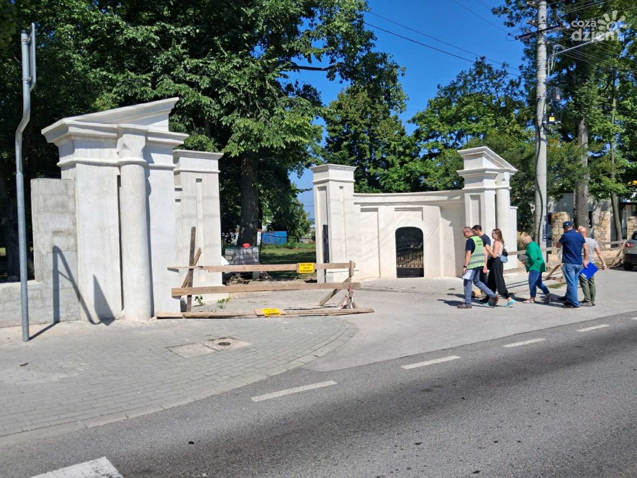 Zabytkowa brama w Łopusznie odzyskuje dawną świetność