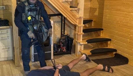 18 lat w ukryciu. Poszukiwany 45-latek wpadł w ręce policji