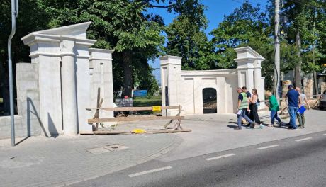 Zabytkowa brama w Łopusznie odzyskuje dawną świetność