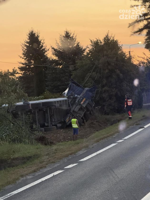 Wypadek ciężarówki w powiecie opatowskim - kierowca ranny