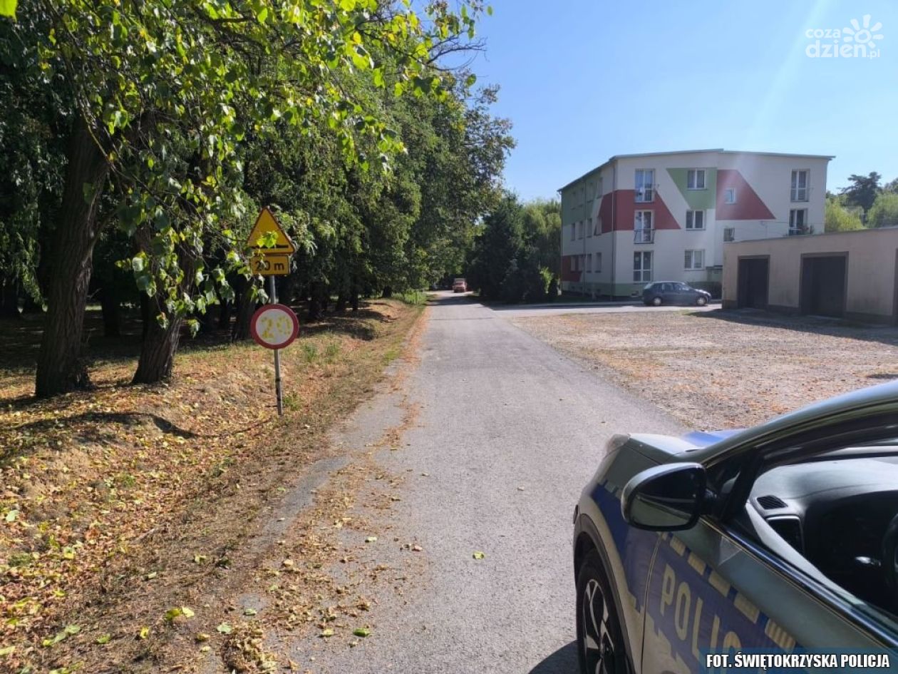 Policjanci sprawdzają oznakowanie dróg przy szkołach