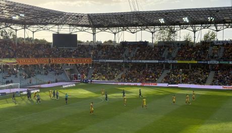 Mecz pełen walki i sędzia w roli głównej. Korona Kielce wygrywa z Motorem Lublin