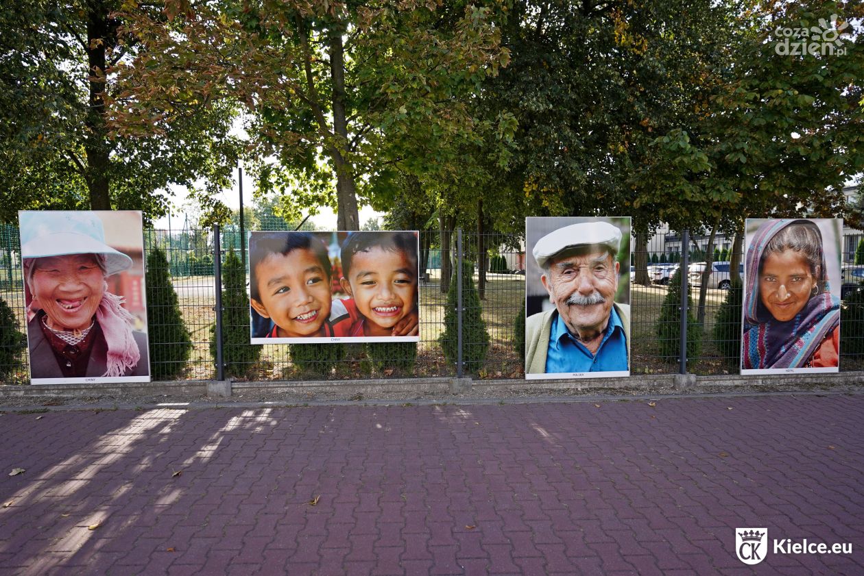 „Uśmiech Świata” Elżbiety Dzikowskiej w Kielcach – wystawa i konkurs dla mieszkańców