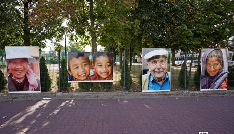 „Uśmiech Świata” Elżbiety Dzikowskiej w Kielcach – wystawa i konkurs dla mieszkańców