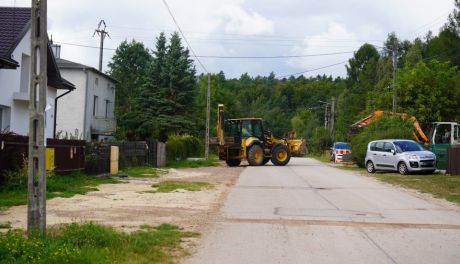 Trwają intensywne prace przy budowie kanalizacji na ulicy Panek w Chęcinach
