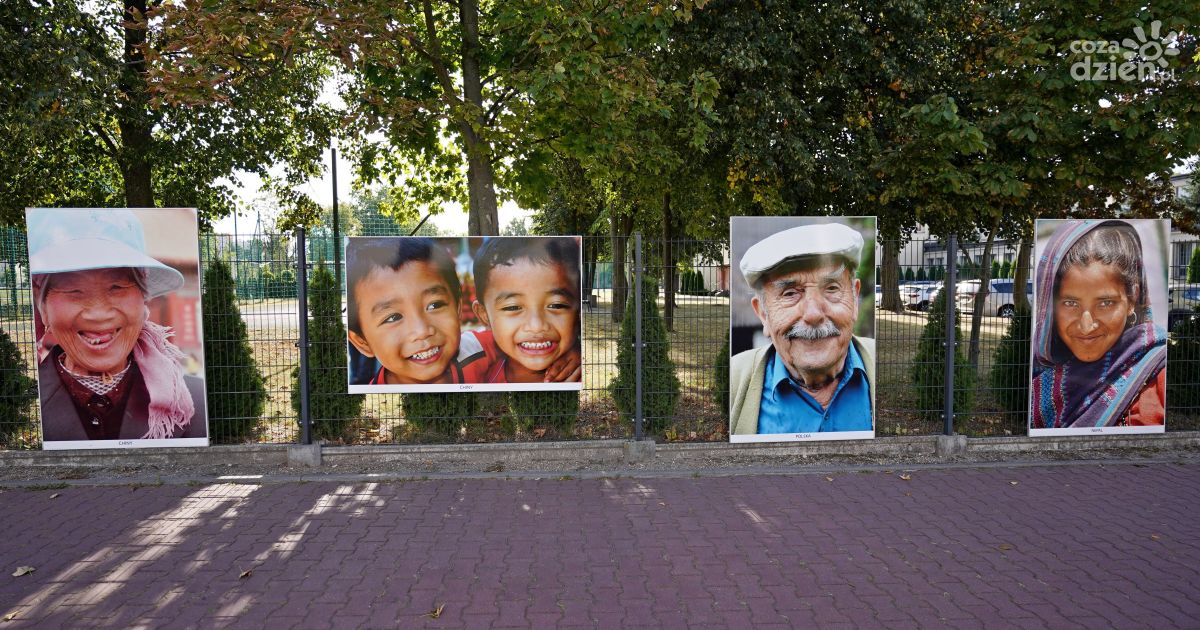 „Uśmiech Świata” Elżbiety Dzikowskiej w Kielcach – wystawa i konkurs dla mieszkańców