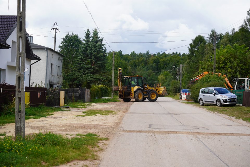 Trwają intensywne prace przy budowie kanalizacji na ulicy Panek w Chęcinach