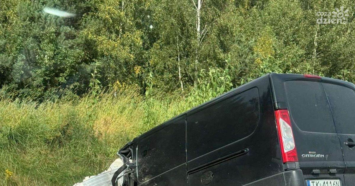 Wypadek na drodze krajowej nr 74 w Ćmińsku. Droga zablokowana